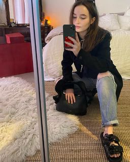 Kaitlyn Dever feet photo thumbnail