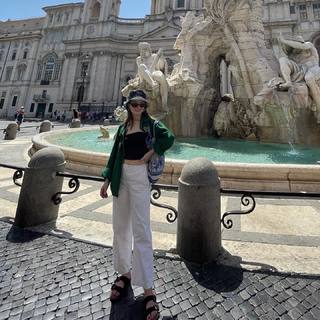 Kaitlyn Dever feet photo thumbnail