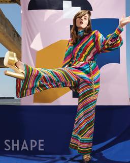 Kaitlyn Dever feet photo thumbnail