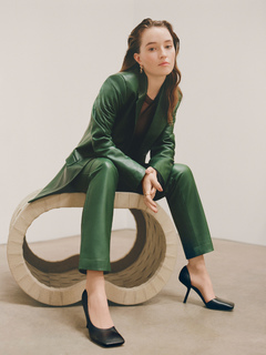 Kaitlyn Dever feet photo thumbnail