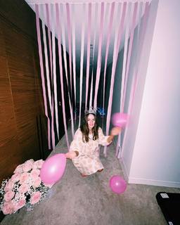 Kaitlyn Dever feet photo thumbnail