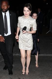 Kaitlyn Dever feet photo thumbnail