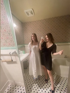 Kaitlyn Dever feet photo thumbnail