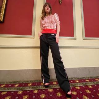 Kaitlyn Dever feet photo thumbnail
