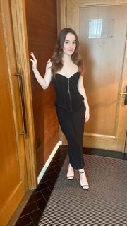 Kaitlyn Dever feet photo thumbnail