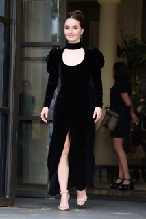 Kaitlyn Dever feet photo thumbnail