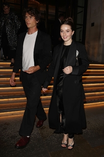 Kaitlyn Dever feet photo thumbnail