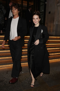 Kaitlyn Dever feet photo thumbnail