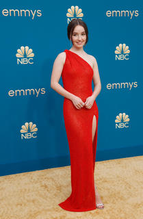 Kaitlyn Dever feet photo thumbnail