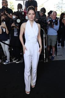 Kaitlyn Dever feet photo thumbnail