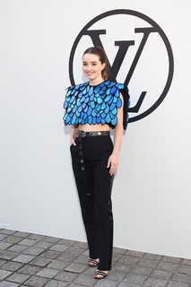 Kaitlyn Dever feet photo thumbnail