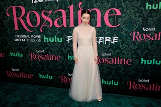 Kaitlyn Dever feet photo thumbnail