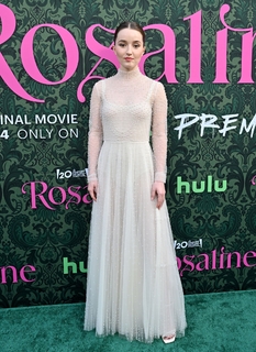 Kaitlyn Dever feet photo thumbnail