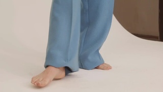 Kaitlyn Dever feet photo thumbnail