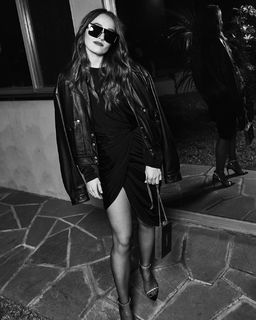 Kaitlyn Dever feet photo thumbnail