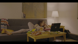Kaitlyn Dever feet photo thumbnail
