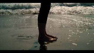 Kaitlyn Dever feet photo thumbnail