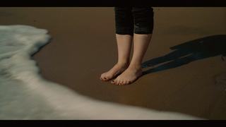 Kaitlyn Dever feet photo thumbnail