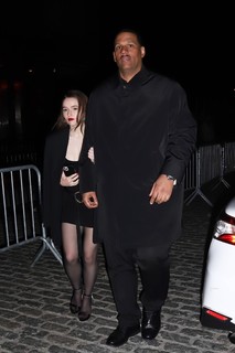 Kaitlyn Dever feet photo thumbnail