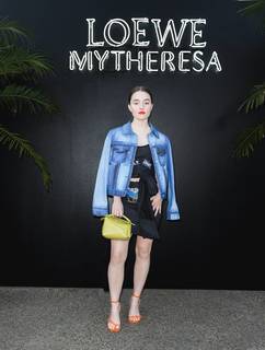 Kaitlyn Dever feet photo thumbnail