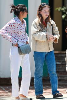Kaitlyn Dever feet photo thumbnail