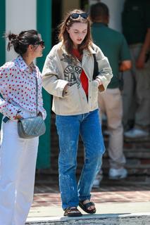 Kaitlyn Dever feet photo thumbnail