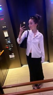 Kaitlyn Dever feet photo thumbnail