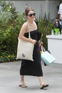 Kaitlyn Dever feet photo thumbnail