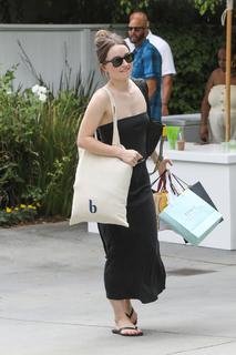 Kaitlyn Dever feet photo thumbnail