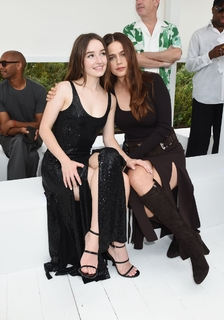 Kaitlyn Dever feet photo thumbnail