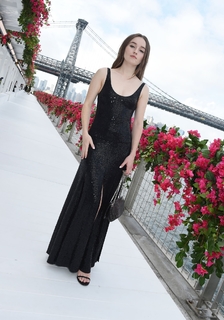 Kaitlyn Dever feet photo thumbnail