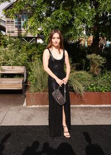 Kaitlyn Dever feet photo thumbnail