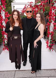 Kaitlyn Dever feet photo thumbnail
