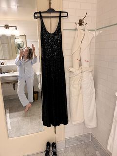 Kaitlyn Dever feet photo thumbnail