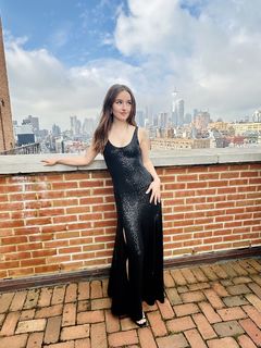 Kaitlyn Dever feet photo thumbnail