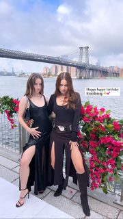 Kaitlyn Dever feet photo thumbnail