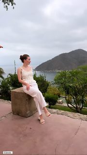 Kaitlyn Dever feet photo thumbnail