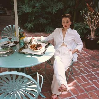 Kaitlyn Dever feet photo thumbnail