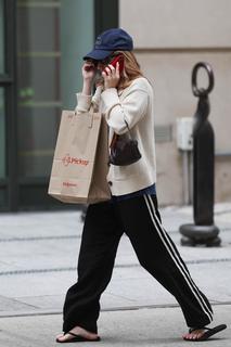 Kaitlyn Dever feet photo thumbnail