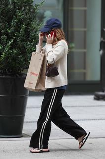 Kaitlyn Dever feet photo thumbnail
