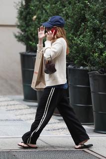 Kaitlyn Dever feet photo thumbnail