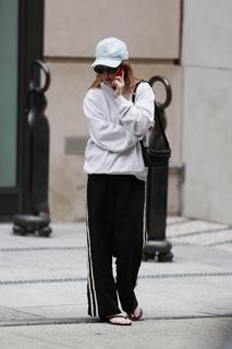 Kaitlyn Dever feet photo thumbnail