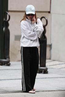 Kaitlyn Dever feet photo thumbnail
