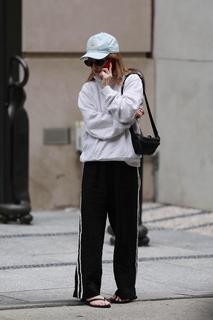 Kaitlyn Dever feet photo thumbnail
