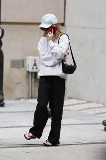 Kaitlyn Dever feet photo thumbnail