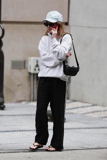Kaitlyn Dever feet photo thumbnail