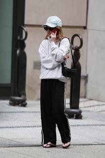 Kaitlyn Dever feet photo thumbnail