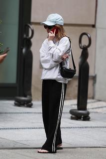 Kaitlyn Dever feet photo thumbnail