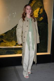 Kaitlyn Dever feet photo thumbnail