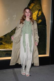 Kaitlyn Dever feet photo thumbnail